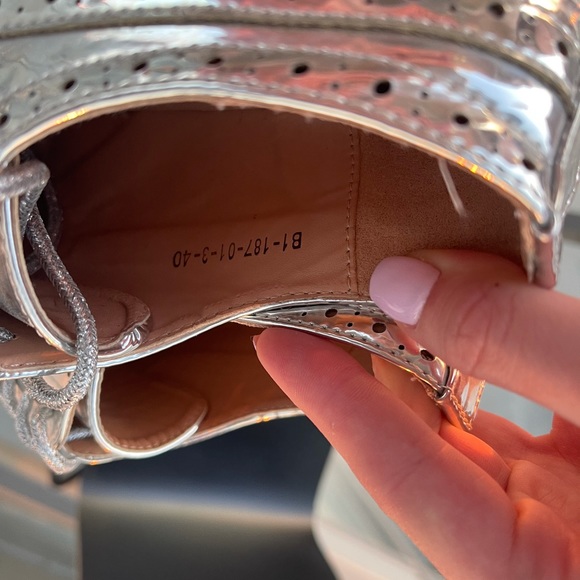 Silver Boots in Mint condition! - Picture 8 of 8